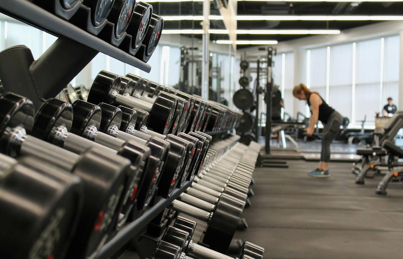 Moderni interier fitness centra s profesionalnim vybavenim