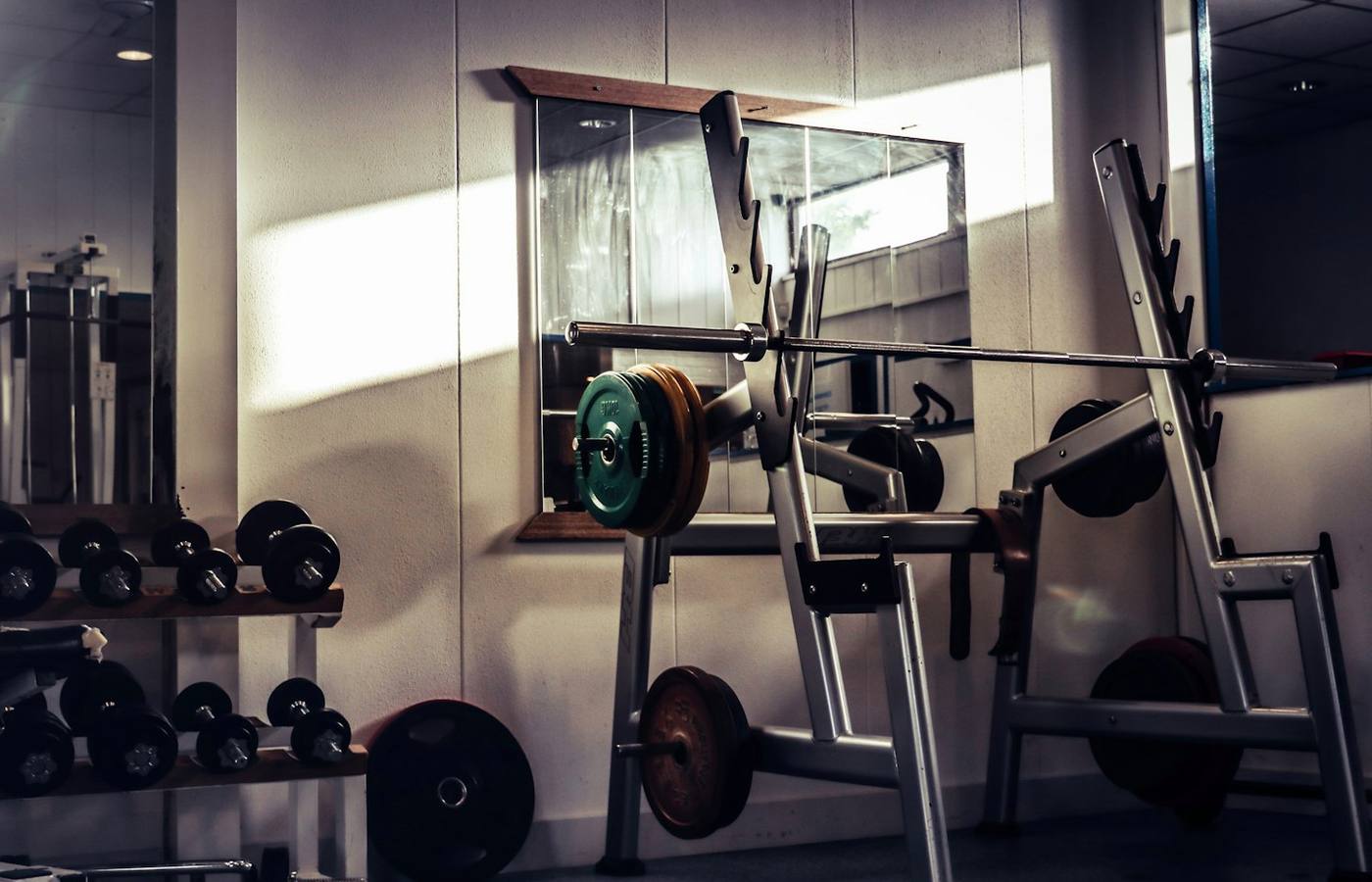 Osobni trener pracuje s klientem