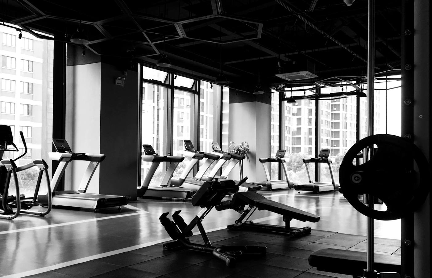 Moderni fitness centrum s prirozenym osvetlenim